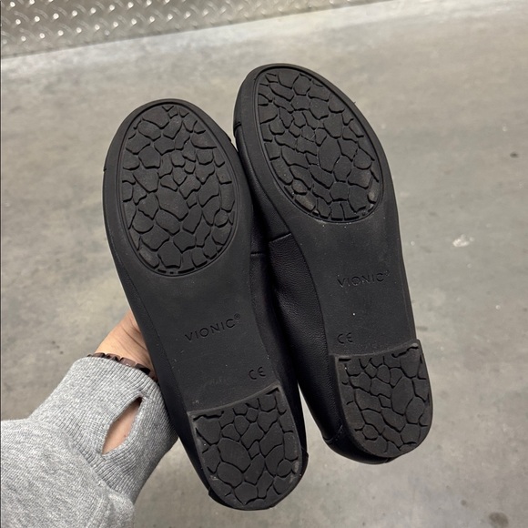 like new! Vionic Black Women's Loafers with Bow Detail, Size 8 - Picture 4 of 5